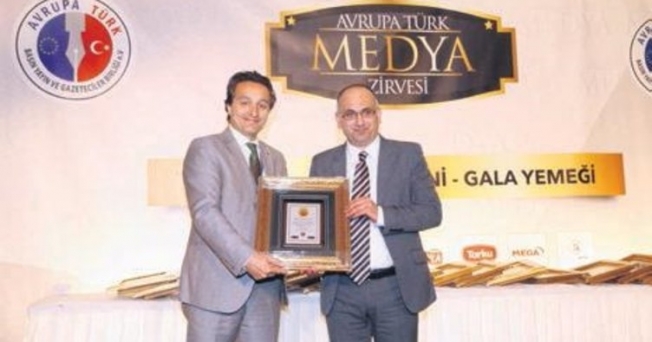 İsmail Erel Yılın En İyi Gazetecisi ödülünü Vatan ÖZ takdim etti